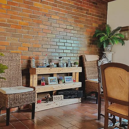 Garden Retreat With Fire Pit & Bbq 펜션